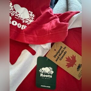 Roots Canada Iconic Maple Leaf Red and White women’s t-shirt - NWT - Size S
